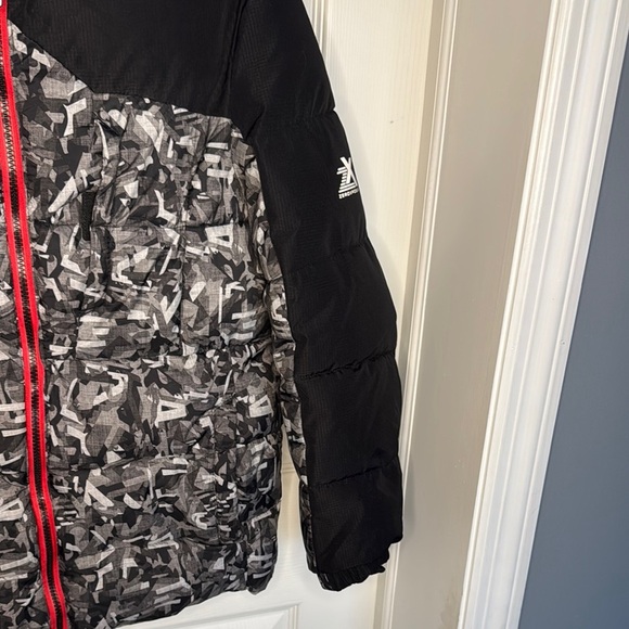 EUC Boys ZeroXposur Camouflage Hooded Puffer Jacket with Red Accents - Picture 4 of 9